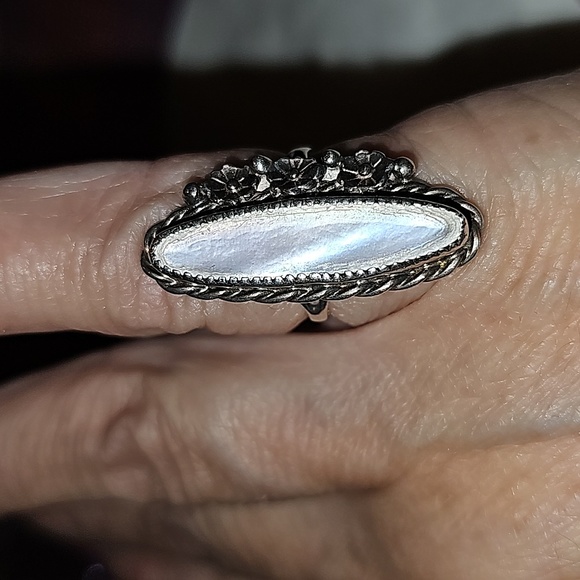 Vintage pink mother of pearl ring - Picture 2 of 8